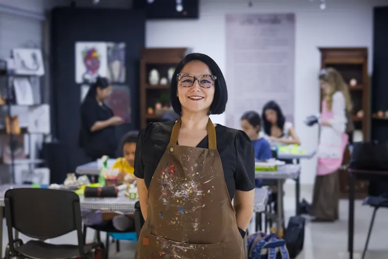 Sara Villa en el salón de talleres del CCLEMS